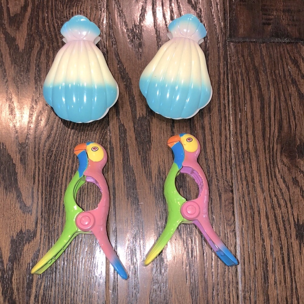 Set of 4 tropical parakeet and shell clips to hold beach towels
